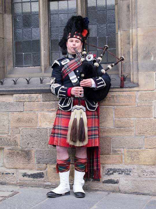 Bagpipe player on the Royal Mile in Edinburgh